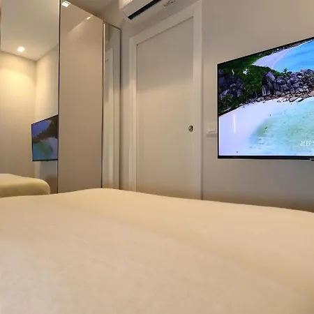 Renovated & Fully Equipped-luxurious-2room Fontana Suite, It Just Doesn't Get Any Better! Apartman *